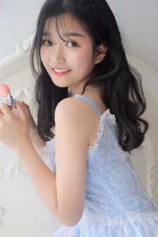 女性黑色蕾丝抹胸开叉短裙穿搭